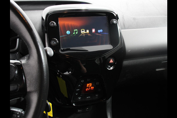 Peugeot 108 1.0 e-VTi Blue Lease Executive Navigatie Apple Carplay/Android Auto Climate Control Camera Lichtmetalen Velgen Lederen stuurwiel