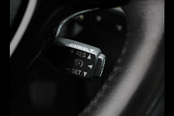 Peugeot 108 1.0 e-VTi Blue Lease Executive Navigatie Apple Carplay/Android Auto Climate Control Camera Lichtmetalen Velgen Lederen stuurwiel