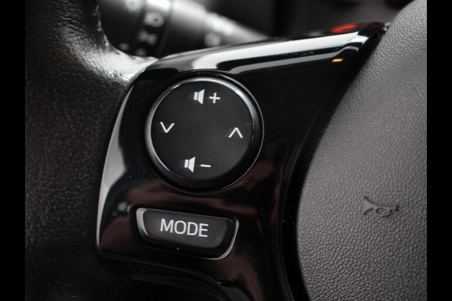 Peugeot 108 1.0 e-VTi Blue Lease Executive Navigatie Apple Carplay/Android Auto Climate Control Camera Lichtmetalen Velgen Lederen stuurwiel