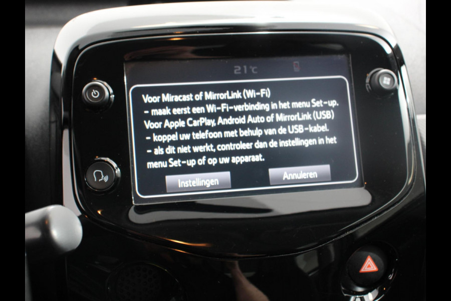 Peugeot 108 1.0 e-VTi Blue Lease Executive Navigatie Apple Carplay/Android Auto Climate Control Camera Lichtmetalen Velgen Lederen stuurwiel