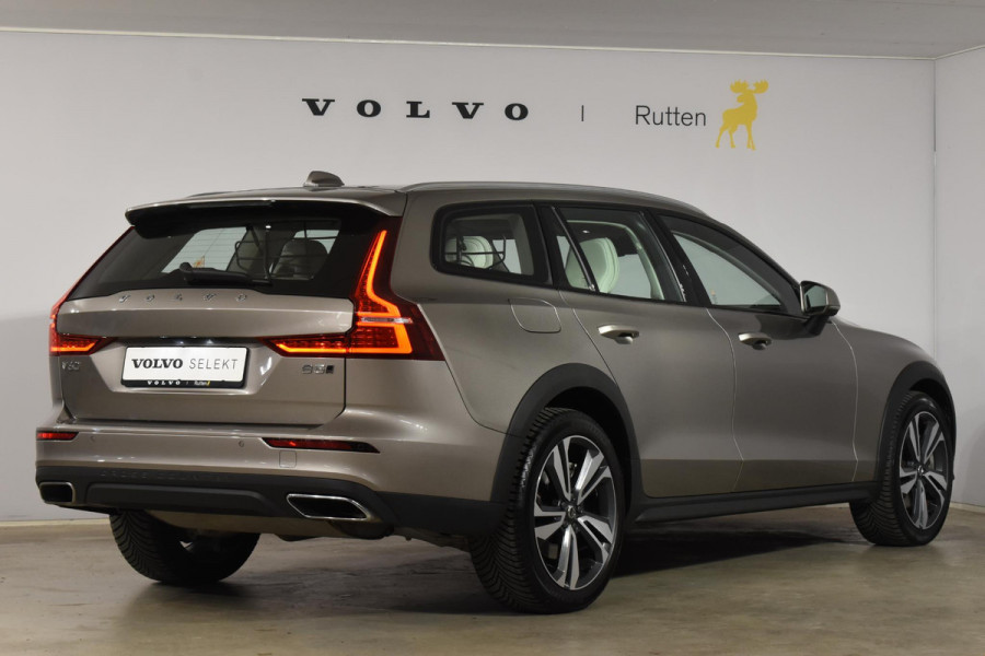 Volvo V60 Cross Country B5 250PK Automaat AWD Pro / Adaptive Cruise Control / Bowers & Wilkins / 360 Graden Camera / Elektrisch glazen schuif-kanteldak / Head-up Display / Nappa leer met stoelventilatie / Massagefunctie voorstoelen / Elektrisch verstelbare stoelen met geheugen / Stoelverw. / Stuurverw. / Trekhaak