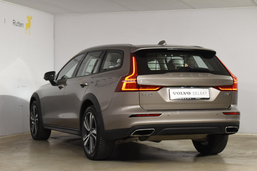 Volvo V60 Cross Country B5 250PK Automaat AWD Pro / Adaptive Cruise Control / Bowers & Wilkins / 360 Graden Camera / Elektrisch glazen schuif-kanteldak / Head-up Display / Nappa leer met stoelventilatie / Massagefunctie voorstoelen / Elektrisch verstelbare stoelen met geheugen / Stoelverw. / Stuurverw. / Trekhaak
