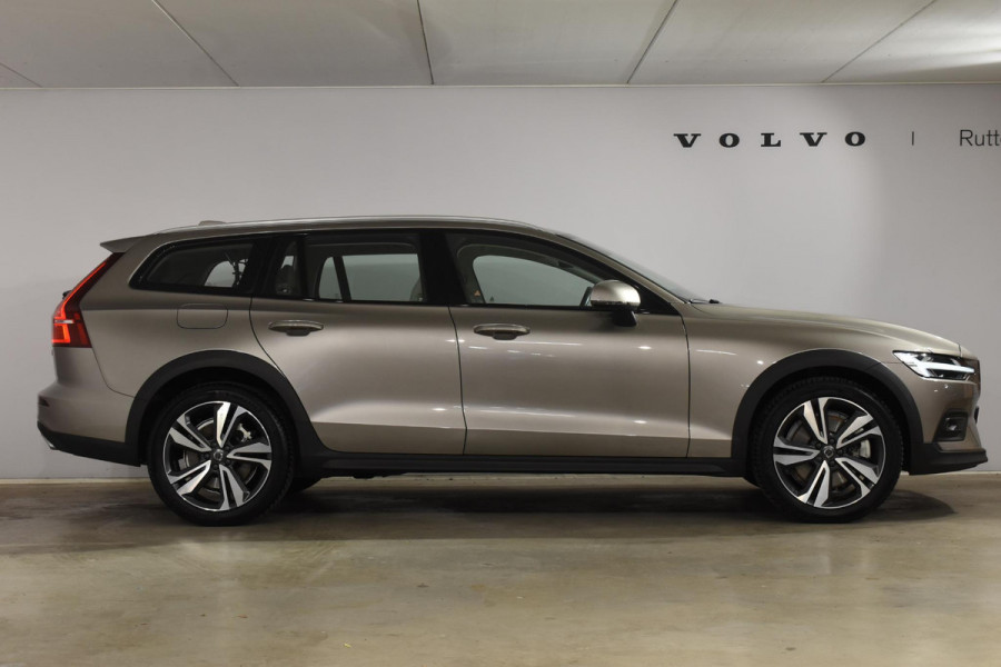 Volvo V60 Cross Country B5 250PK Automaat AWD Pro / Adaptive Cruise Control / Bowers & Wilkins / 360 Graden Camera / Elektrisch glazen schuif-kanteldak / Head-up Display / Nappa leer met stoelventilatie / Massagefunctie voorstoelen / Elektrisch verstelbare stoelen met geheugen / Stoelverw. / Stuurverw. / Trekhaak