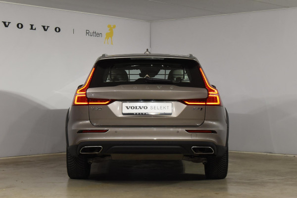 Volvo V60 Cross Country B5 250PK Automaat AWD Pro / Adaptive Cruise Control / Bowers & Wilkins / 360 Graden Camera / Elektrisch glazen schuif-kanteldak / Head-up Display / Nappa leer met stoelventilatie / Massagefunctie voorstoelen / Elektrisch verstelbare stoelen met geheugen / Stoelverw. / Stuurverw. / Trekhaak
