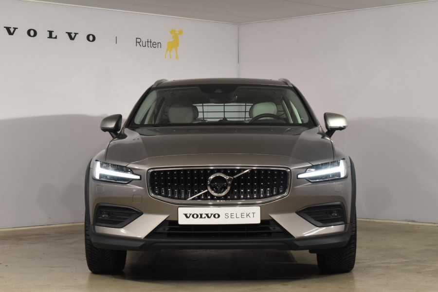 Volvo V60 Cross Country B5 250PK Automaat AWD Pro / Adaptive Cruise Control / Bowers & Wilkins / 360 Graden Camera / Elektrisch glazen schuif-kanteldak / Head-up Display / Nappa leer met stoelventilatie / Massagefunctie voorstoelen / Elektrisch verstelbare stoelen met geheugen / Stoelverw. / Stuurverw. / Trekhaak