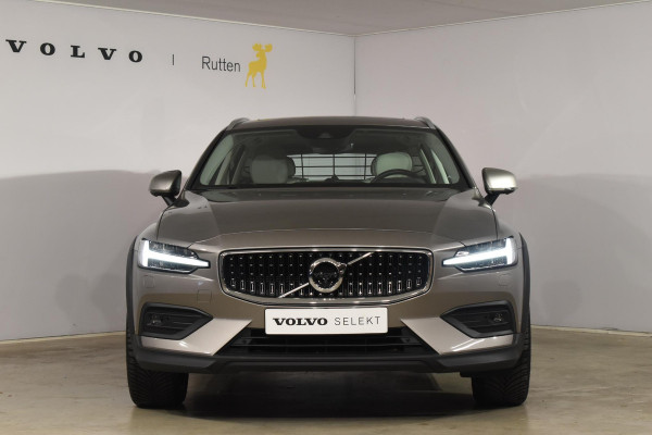 Volvo V60 Cross Country B5 250PK Automaat AWD Pro / Adaptive Cruise Control / Bowers & Wilkins / 360 Graden Camera / Elektrisch glazen schuif-kanteldak / Head-up Display / Nappa leer met stoelventilatie / Massagefunctie voorstoelen / Elektrisch verstelbare stoelen met geheugen / Stoelverw. / Stuurverw. / Trekhaak