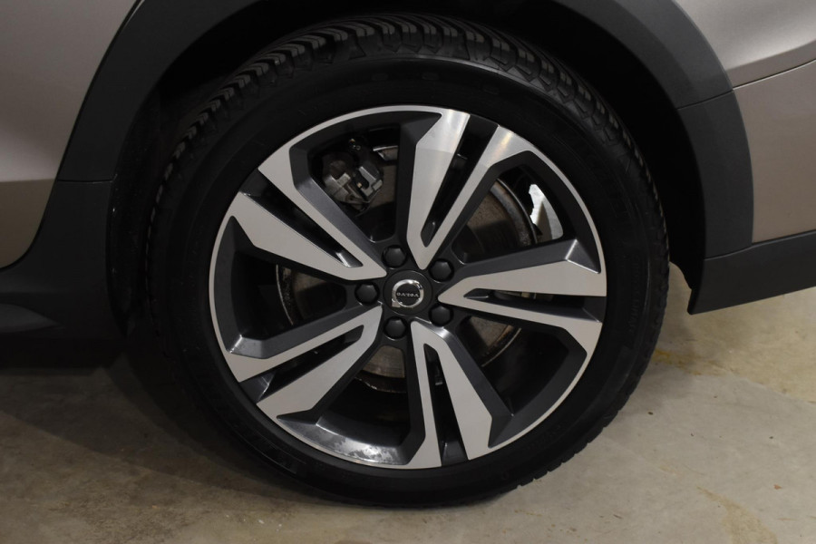 Volvo V60 Cross Country B5 250PK Automaat AWD Pro / Adaptive Cruise Control / Bowers & Wilkins / 360 Graden Camera / Elektrisch glazen schuif-kanteldak / Head-up Display / Nappa leer met stoelventilatie / Massagefunctie voorstoelen / Elektrisch verstelbare stoelen met geheugen / Stoelverw. / Stuurverw. / Trekhaak