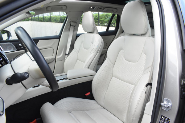 Volvo V60 Cross Country B5 250PK Automaat AWD Pro / Adaptive Cruise Control / Bowers & Wilkins / 360 Graden Camera / Elektrisch glazen schuif-kanteldak / Head-up Display / Nappa leer met stoelventilatie / Massagefunctie voorstoelen / Elektrisch verstelbare stoelen met geheugen / Stoelverw. / Stuurverw. / Trekhaak
