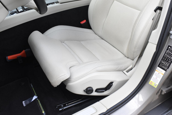 Volvo V60 Cross Country B5 250PK Automaat AWD Pro / Adaptive Cruise Control / Bowers & Wilkins / 360 Graden Camera / Elektrisch glazen schuif-kanteldak / Head-up Display / Nappa leer met stoelventilatie / Massagefunctie voorstoelen / Elektrisch verstelbare stoelen met geheugen / Stoelverw. / Stuurverw. / Trekhaak