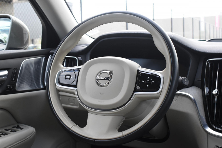 Volvo V60 Cross Country B5 250PK Automaat AWD Pro / Adaptive Cruise Control / Bowers & Wilkins / 360 Graden Camera / Elektrisch glazen schuif-kanteldak / Head-up Display / Nappa leer met stoelventilatie / Massagefunctie voorstoelen / Elektrisch verstelbare stoelen met geheugen / Stoelverw. / Stuurverw. / Trekhaak