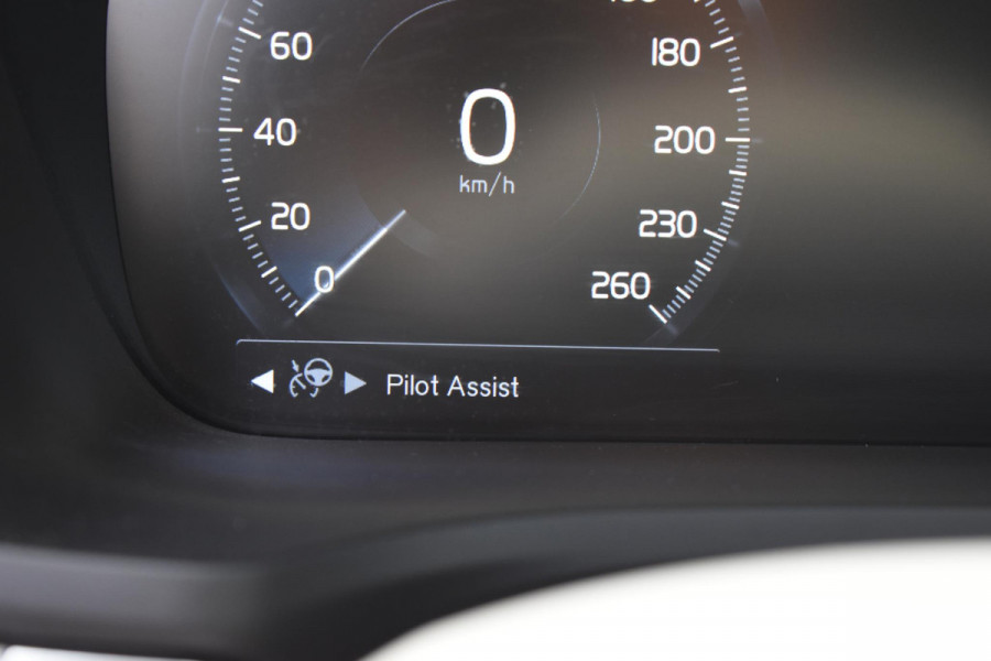 Volvo V60 Cross Country B5 250PK Automaat AWD Pro / Adaptive Cruise Control / Bowers & Wilkins / 360 Graden Camera / Elektrisch glazen schuif-kanteldak / Head-up Display / Nappa leer met stoelventilatie / Massagefunctie voorstoelen / Elektrisch verstelbare stoelen met geheugen / Stoelverw. / Stuurverw. / Trekhaak