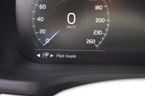 Volvo V60 Cross Country B5 250PK Automaat AWD Pro / Adaptive Cruise Control / Bowers & Wilkins / 360 Graden Camera / Elektrisch glazen schuif-kanteldak / Head-up Display / Nappa leer met stoelventilatie / Massagefunctie voorstoelen / Elektrisch verstelbare stoelen met geheugen / Stoelverw. / Stuurverw. / Trekhaak