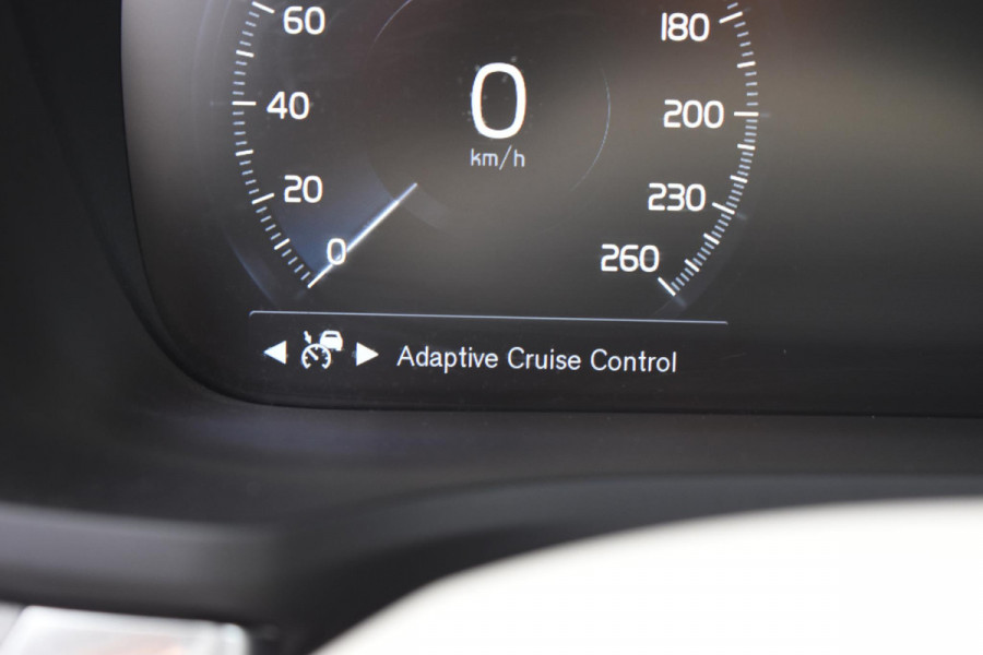 Volvo V60 Cross Country B5 250PK Automaat AWD Pro / Adaptive Cruise Control / Bowers & Wilkins / 360 Graden Camera / Elektrisch glazen schuif-kanteldak / Head-up Display / Nappa leer met stoelventilatie / Massagefunctie voorstoelen / Elektrisch verstelbare stoelen met geheugen / Stoelverw. / Stuurverw. / Trekhaak
