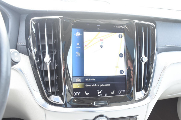 Volvo V60 Cross Country B5 250PK Automaat AWD Pro / Adaptive Cruise Control / Bowers & Wilkins / 360 Graden Camera / Elektrisch glazen schuif-kanteldak / Head-up Display / Nappa leer met stoelventilatie / Massagefunctie voorstoelen / Elektrisch verstelbare stoelen met geheugen / Stoelverw. / Stuurverw. / Trekhaak