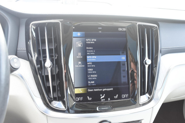 Volvo V60 Cross Country B5 250PK Automaat AWD Pro / Adaptive Cruise Control / Bowers & Wilkins / 360 Graden Camera / Elektrisch glazen schuif-kanteldak / Head-up Display / Nappa leer met stoelventilatie / Massagefunctie voorstoelen / Elektrisch verstelbare stoelen met geheugen / Stoelverw. / Stuurverw. / Trekhaak