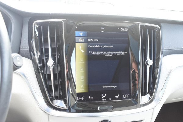 Volvo V60 Cross Country B5 250PK Automaat AWD Pro / Adaptive Cruise Control / Bowers & Wilkins / 360 Graden Camera / Elektrisch glazen schuif-kanteldak / Head-up Display / Nappa leer met stoelventilatie / Massagefunctie voorstoelen / Elektrisch verstelbare stoelen met geheugen / Stoelverw. / Stuurverw. / Trekhaak