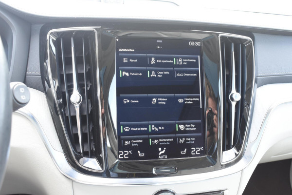 Volvo V60 Cross Country B5 250PK Automaat AWD Pro / Adaptive Cruise Control / Bowers & Wilkins / 360 Graden Camera / Elektrisch glazen schuif-kanteldak / Head-up Display / Nappa leer met stoelventilatie / Massagefunctie voorstoelen / Elektrisch verstelbare stoelen met geheugen / Stoelverw. / Stuurverw. / Trekhaak