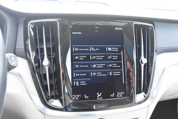Volvo V60 Cross Country B5 250PK Automaat AWD Pro / Adaptive Cruise Control / Bowers & Wilkins / 360 Graden Camera / Elektrisch glazen schuif-kanteldak / Head-up Display / Nappa leer met stoelventilatie / Massagefunctie voorstoelen / Elektrisch verstelbare stoelen met geheugen / Stoelverw. / Stuurverw. / Trekhaak