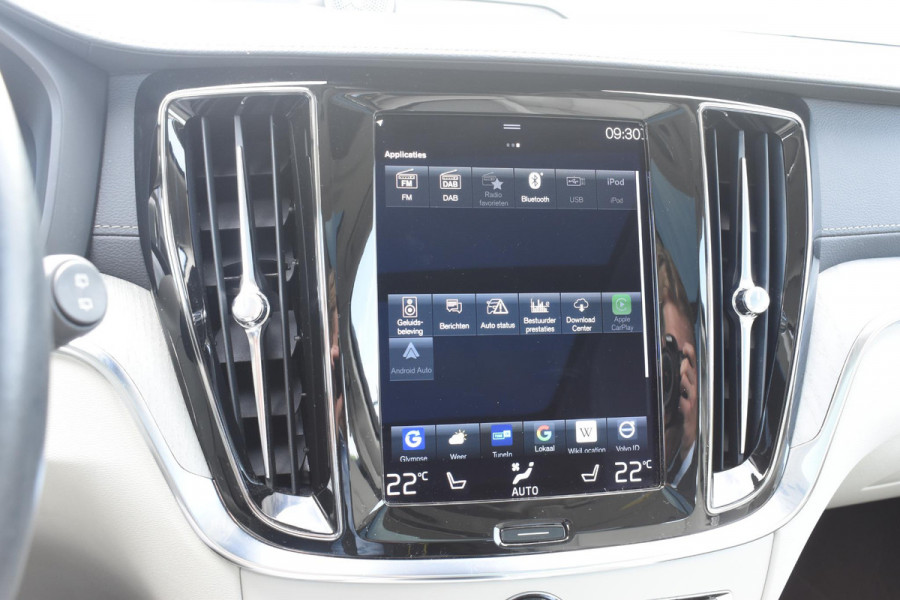 Volvo V60 Cross Country B5 250PK Automaat AWD Pro / Adaptive Cruise Control / Bowers & Wilkins / 360 Graden Camera / Elektrisch glazen schuif-kanteldak / Head-up Display / Nappa leer met stoelventilatie / Massagefunctie voorstoelen / Elektrisch verstelbare stoelen met geheugen / Stoelverw. / Stuurverw. / Trekhaak