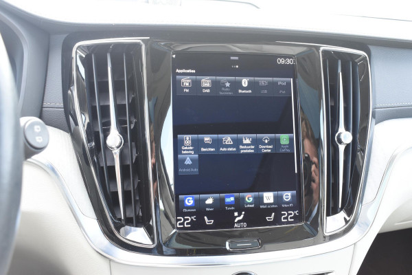 Volvo V60 Cross Country B5 250PK Automaat AWD Pro / Adaptive Cruise Control / Bowers & Wilkins / 360 Graden Camera / Elektrisch glazen schuif-kanteldak / Head-up Display / Nappa leer met stoelventilatie / Massagefunctie voorstoelen / Elektrisch verstelbare stoelen met geheugen / Stoelverw. / Stuurverw. / Trekhaak