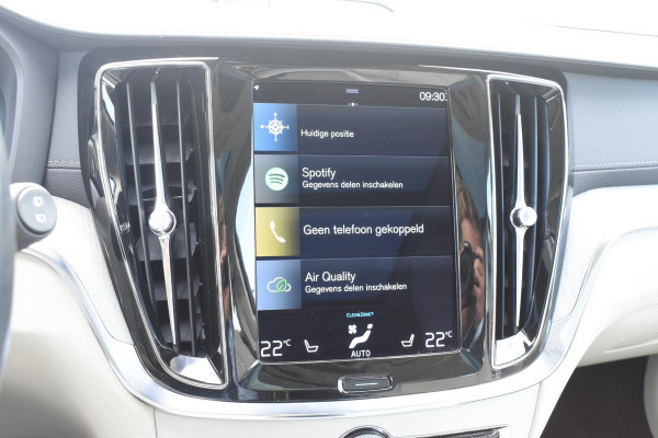 Volvo V60 Cross Country B5 250PK Automaat AWD Pro / Adaptive Cruise Control / Bowers & Wilkins / 360 Graden Camera / Elektrisch glazen schuif-kanteldak / Head-up Display / Nappa leer met stoelventilatie / Massagefunctie voorstoelen / Elektrisch verstelbare stoelen met geheugen / Stoelverw. / Stuurverw. / Trekhaak