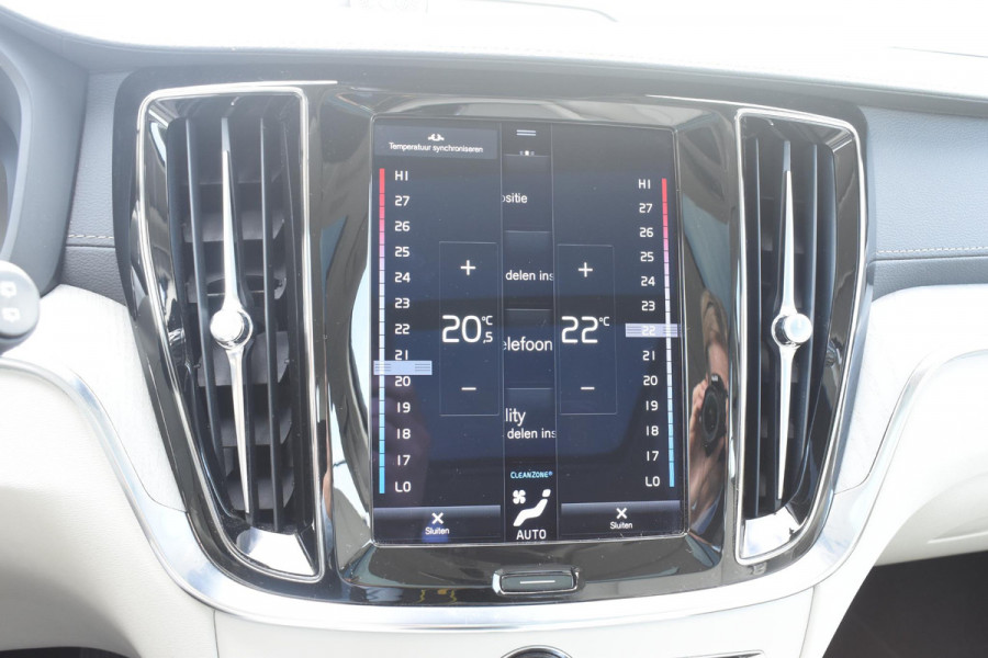 Volvo V60 Cross Country B5 250PK Automaat AWD Pro / Adaptive Cruise Control / Bowers & Wilkins / 360 Graden Camera / Elektrisch glazen schuif-kanteldak / Head-up Display / Nappa leer met stoelventilatie / Massagefunctie voorstoelen / Elektrisch verstelbare stoelen met geheugen / Stoelverw. / Stuurverw. / Trekhaak