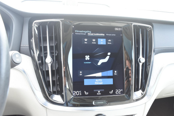 Volvo V60 Cross Country B5 250PK Automaat AWD Pro / Adaptive Cruise Control / Bowers & Wilkins / 360 Graden Camera / Elektrisch glazen schuif-kanteldak / Head-up Display / Nappa leer met stoelventilatie / Massagefunctie voorstoelen / Elektrisch verstelbare stoelen met geheugen / Stoelverw. / Stuurverw. / Trekhaak
