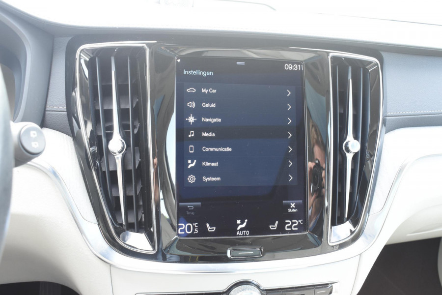 Volvo V60 Cross Country B5 250PK Automaat AWD Pro / Adaptive Cruise Control / Bowers & Wilkins / 360 Graden Camera / Elektrisch glazen schuif-kanteldak / Head-up Display / Nappa leer met stoelventilatie / Massagefunctie voorstoelen / Elektrisch verstelbare stoelen met geheugen / Stoelverw. / Stuurverw. / Trekhaak
