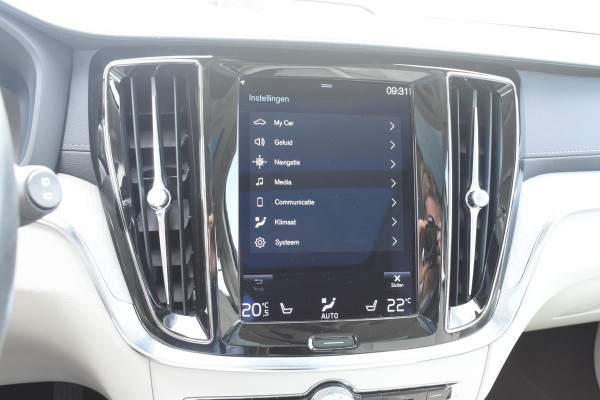 Volvo V60 Cross Country B5 250PK Automaat AWD Pro / Adaptive Cruise Control / Bowers & Wilkins / 360 Graden Camera / Elektrisch glazen schuif-kanteldak / Head-up Display / Nappa leer met stoelventilatie / Massagefunctie voorstoelen / Elektrisch verstelbare stoelen met geheugen / Stoelverw. / Stuurverw. / Trekhaak