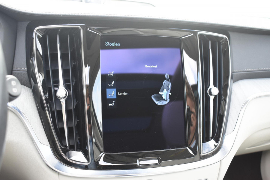 Volvo V60 Cross Country B5 250PK Automaat AWD Pro / Adaptive Cruise Control / Bowers & Wilkins / 360 Graden Camera / Elektrisch glazen schuif-kanteldak / Head-up Display / Nappa leer met stoelventilatie / Massagefunctie voorstoelen / Elektrisch verstelbare stoelen met geheugen / Stoelverw. / Stuurverw. / Trekhaak