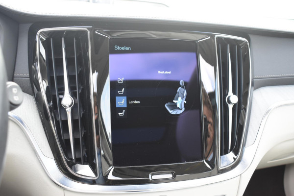Volvo V60 Cross Country B5 250PK Automaat AWD Pro / Adaptive Cruise Control / Bowers & Wilkins / 360 Graden Camera / Elektrisch glazen schuif-kanteldak / Head-up Display / Nappa leer met stoelventilatie / Massagefunctie voorstoelen / Elektrisch verstelbare stoelen met geheugen / Stoelverw. / Stuurverw. / Trekhaak