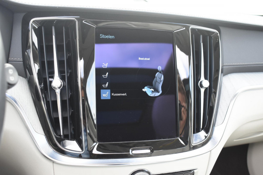 Volvo V60 Cross Country B5 250PK Automaat AWD Pro / Adaptive Cruise Control / Bowers & Wilkins / 360 Graden Camera / Elektrisch glazen schuif-kanteldak / Head-up Display / Nappa leer met stoelventilatie / Massagefunctie voorstoelen / Elektrisch verstelbare stoelen met geheugen / Stoelverw. / Stuurverw. / Trekhaak