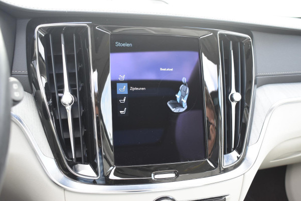 Volvo V60 Cross Country B5 250PK Automaat AWD Pro / Adaptive Cruise Control / Bowers & Wilkins / 360 Graden Camera / Elektrisch glazen schuif-kanteldak / Head-up Display / Nappa leer met stoelventilatie / Massagefunctie voorstoelen / Elektrisch verstelbare stoelen met geheugen / Stoelverw. / Stuurverw. / Trekhaak