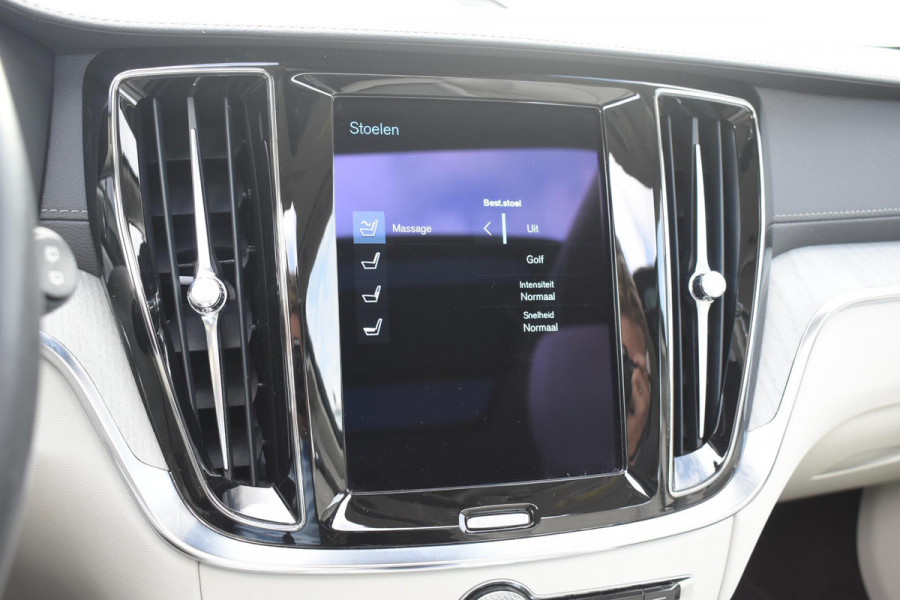 Volvo V60 Cross Country B5 250PK Automaat AWD Pro / Adaptive Cruise Control / Bowers & Wilkins / 360 Graden Camera / Elektrisch glazen schuif-kanteldak / Head-up Display / Nappa leer met stoelventilatie / Massagefunctie voorstoelen / Elektrisch verstelbare stoelen met geheugen / Stoelverw. / Stuurverw. / Trekhaak