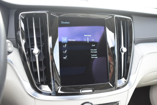 Volvo V60 Cross Country B5 250PK Automaat AWD Pro / Adaptive Cruise Control / Bowers & Wilkins / 360 Graden Camera / Elektrisch glazen schuif-kanteldak / Head-up Display / Nappa leer met stoelventilatie / Massagefunctie voorstoelen / Elektrisch verstelbare stoelen met geheugen / Stoelverw. / Stuurverw. / Trekhaak