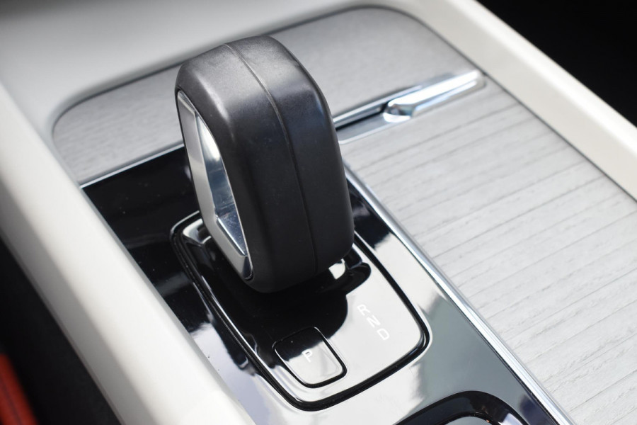 Volvo V60 Cross Country B5 250PK Automaat AWD Pro / Adaptive Cruise Control / Bowers & Wilkins / 360 Graden Camera / Elektrisch glazen schuif-kanteldak / Head-up Display / Nappa leer met stoelventilatie / Massagefunctie voorstoelen / Elektrisch verstelbare stoelen met geheugen / Stoelverw. / Stuurverw. / Trekhaak