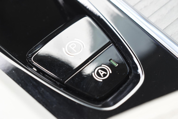 Volvo V60 Cross Country B5 250PK Automaat AWD Pro / Adaptive Cruise Control / Bowers & Wilkins / 360 Graden Camera / Elektrisch glazen schuif-kanteldak / Head-up Display / Nappa leer met stoelventilatie / Massagefunctie voorstoelen / Elektrisch verstelbare stoelen met geheugen / Stoelverw. / Stuurverw. / Trekhaak