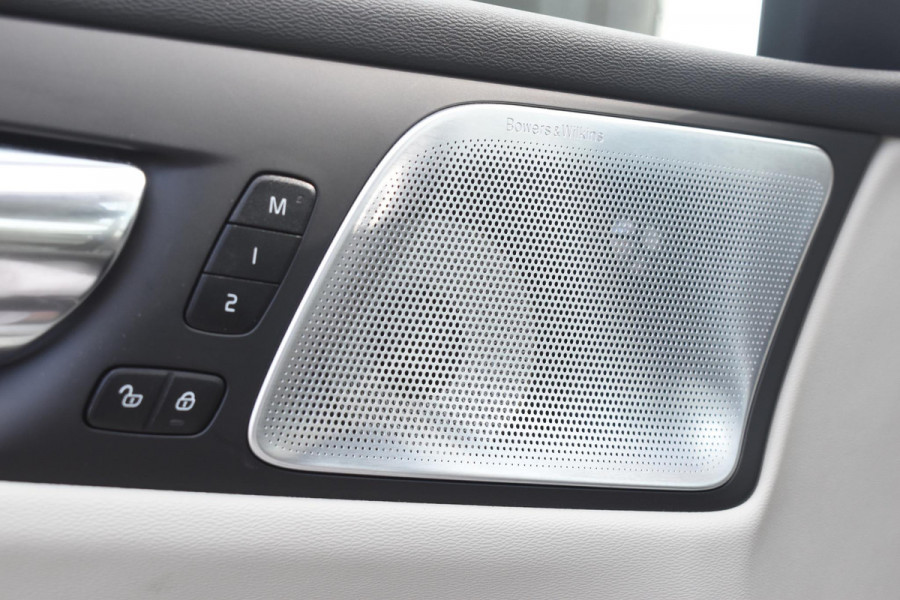 Volvo V60 Cross Country B5 250PK Automaat AWD Pro / Adaptive Cruise Control / Bowers & Wilkins / 360 Graden Camera / Elektrisch glazen schuif-kanteldak / Head-up Display / Nappa leer met stoelventilatie / Massagefunctie voorstoelen / Elektrisch verstelbare stoelen met geheugen / Stoelverw. / Stuurverw. / Trekhaak
