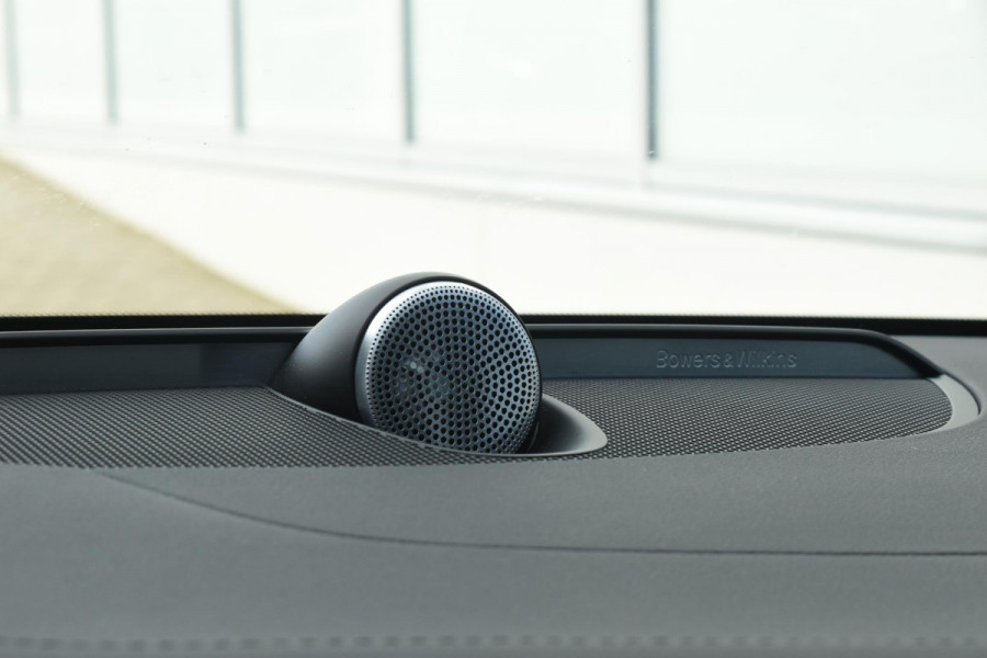 Volvo V60 Cross Country B5 250PK Automaat AWD Pro / Adaptive Cruise Control / Bowers & Wilkins / 360 Graden Camera / Elektrisch glazen schuif-kanteldak / Head-up Display / Nappa leer met stoelventilatie / Massagefunctie voorstoelen / Elektrisch verstelbare stoelen met geheugen / Stoelverw. / Stuurverw. / Trekhaak