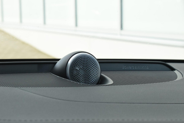 Volvo V60 Cross Country B5 250PK Automaat AWD Pro / Adaptive Cruise Control / Bowers & Wilkins / 360 Graden Camera / Elektrisch glazen schuif-kanteldak / Head-up Display / Nappa leer met stoelventilatie / Massagefunctie voorstoelen / Elektrisch verstelbare stoelen met geheugen / Stoelverw. / Stuurverw. / Trekhaak