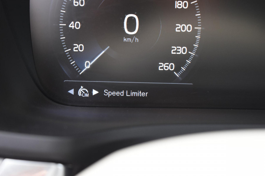 Volvo V60 Cross Country B5 250PK Automaat AWD Pro / Adaptive Cruise Control / Bowers & Wilkins / 360 Graden Camera / Elektrisch glazen schuif-kanteldak / Head-up Display / Nappa leer met stoelventilatie / Massagefunctie voorstoelen / Elektrisch verstelbare stoelen met geheugen / Stoelverw. / Stuurverw. / Trekhaak