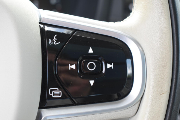 Volvo V60 Cross Country B5 250PK Automaat AWD Pro / Adaptive Cruise Control / Bowers & Wilkins / 360 Graden Camera / Elektrisch glazen schuif-kanteldak / Head-up Display / Nappa leer met stoelventilatie / Massagefunctie voorstoelen / Elektrisch verstelbare stoelen met geheugen / Stoelverw. / Stuurverw. / Trekhaak