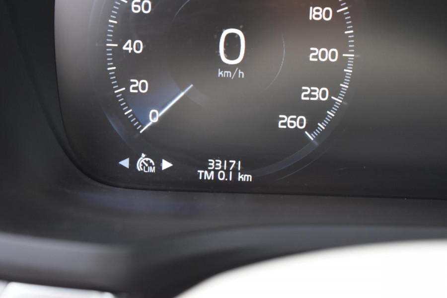 Volvo V60 Cross Country B5 250PK Automaat AWD Pro / Adaptive Cruise Control / Bowers & Wilkins / 360 Graden Camera / Elektrisch glazen schuif-kanteldak / Head-up Display / Nappa leer met stoelventilatie / Massagefunctie voorstoelen / Elektrisch verstelbare stoelen met geheugen / Stoelverw. / Stuurverw. / Trekhaak