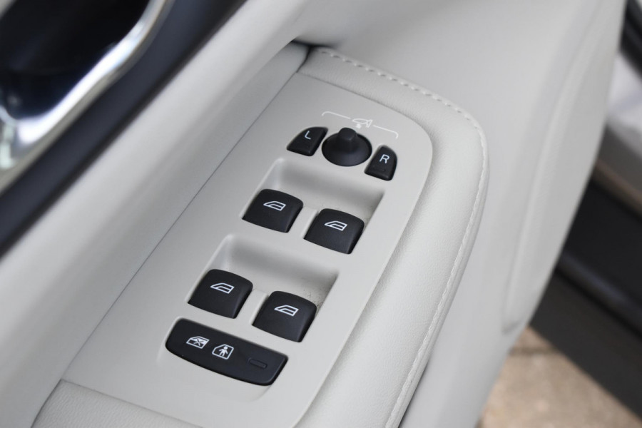 Volvo V60 Cross Country B5 250PK Automaat AWD Pro / Adaptive Cruise Control / Bowers & Wilkins / 360 Graden Camera / Elektrisch glazen schuif-kanteldak / Head-up Display / Nappa leer met stoelventilatie / Massagefunctie voorstoelen / Elektrisch verstelbare stoelen met geheugen / Stoelverw. / Stuurverw. / Trekhaak
