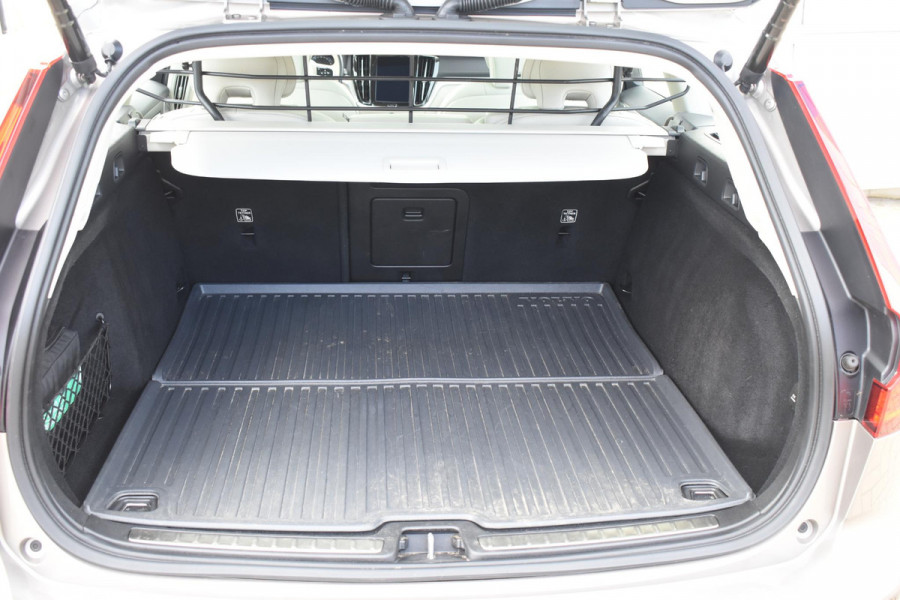 Volvo V60 Cross Country B5 250PK Automaat AWD Pro / Adaptive Cruise Control / Bowers & Wilkins / 360 Graden Camera / Elektrisch glazen schuif-kanteldak / Head-up Display / Nappa leer met stoelventilatie / Massagefunctie voorstoelen / Elektrisch verstelbare stoelen met geheugen / Stoelverw. / Stuurverw. / Trekhaak