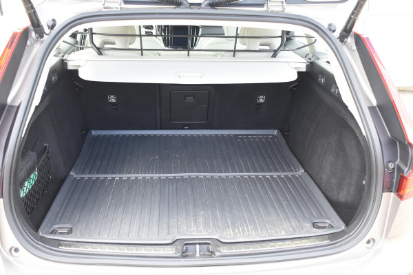 Volvo V60 Cross Country B5 250PK Automaat AWD Pro / Adaptive Cruise Control / Bowers & Wilkins / 360 Graden Camera / Elektrisch glazen schuif-kanteldak / Head-up Display / Nappa leer met stoelventilatie / Massagefunctie voorstoelen / Elektrisch verstelbare stoelen met geheugen / Stoelverw. / Stuurverw. / Trekhaak