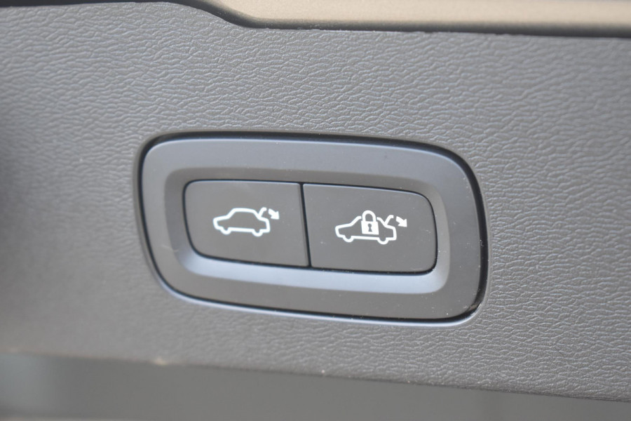 Volvo V60 Cross Country B5 250PK Automaat AWD Pro / Adaptive Cruise Control / Bowers & Wilkins / 360 Graden Camera / Elektrisch glazen schuif-kanteldak / Head-up Display / Nappa leer met stoelventilatie / Massagefunctie voorstoelen / Elektrisch verstelbare stoelen met geheugen / Stoelverw. / Stuurverw. / Trekhaak