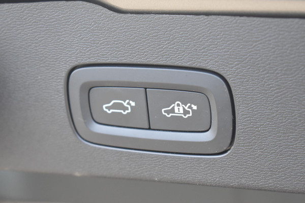 Volvo V60 Cross Country B5 250PK Automaat AWD Pro / Adaptive Cruise Control / Bowers & Wilkins / 360 Graden Camera / Elektrisch glazen schuif-kanteldak / Head-up Display / Nappa leer met stoelventilatie / Massagefunctie voorstoelen / Elektrisch verstelbare stoelen met geheugen / Stoelverw. / Stuurverw. / Trekhaak