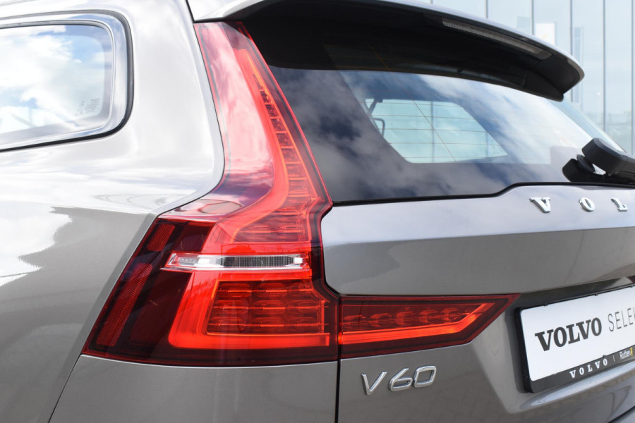 Volvo V60 Cross Country B5 250PK Automaat AWD Pro / Adaptive Cruise Control / Bowers & Wilkins / 360 Graden Camera / Elektrisch glazen schuif-kanteldak / Head-up Display / Nappa leer met stoelventilatie / Massagefunctie voorstoelen / Elektrisch verstelbare stoelen met geheugen / Stoelverw. / Stuurverw. / Trekhaak