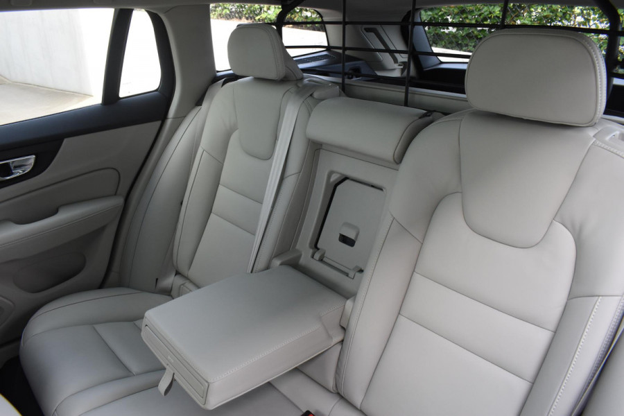 Volvo V60 Cross Country B5 250PK Automaat AWD Pro / Adaptive Cruise Control / Bowers & Wilkins / 360 Graden Camera / Elektrisch glazen schuif-kanteldak / Head-up Display / Nappa leer met stoelventilatie / Massagefunctie voorstoelen / Elektrisch verstelbare stoelen met geheugen / Stoelverw. / Stuurverw. / Trekhaak